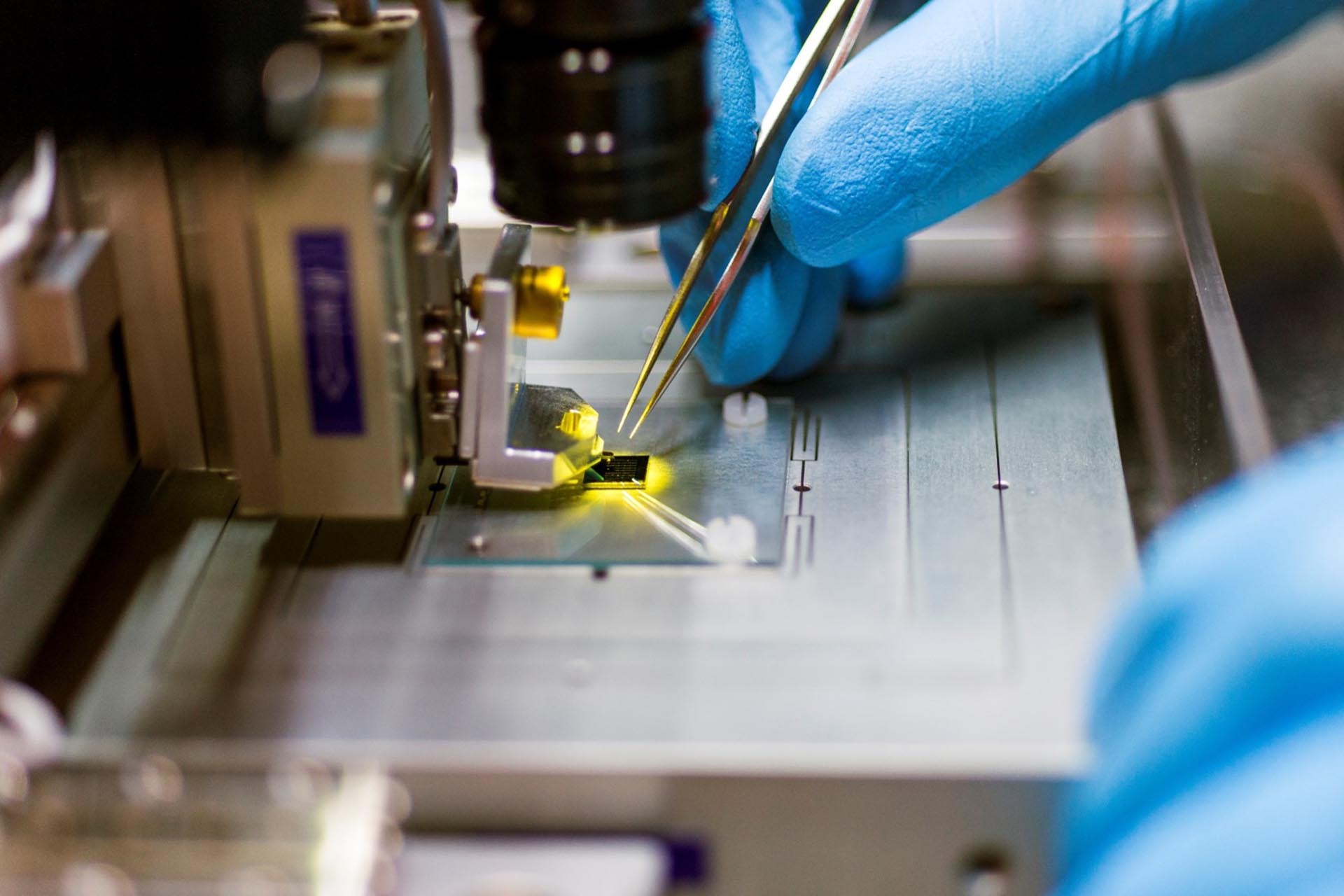 NanoFrazor中正在装载硅芯片 由海德堡仪器Nano提供.jpg